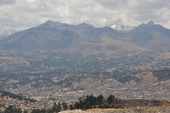 A cidade de Huaraz, no Peru, vista do alto da Cordillera Negra